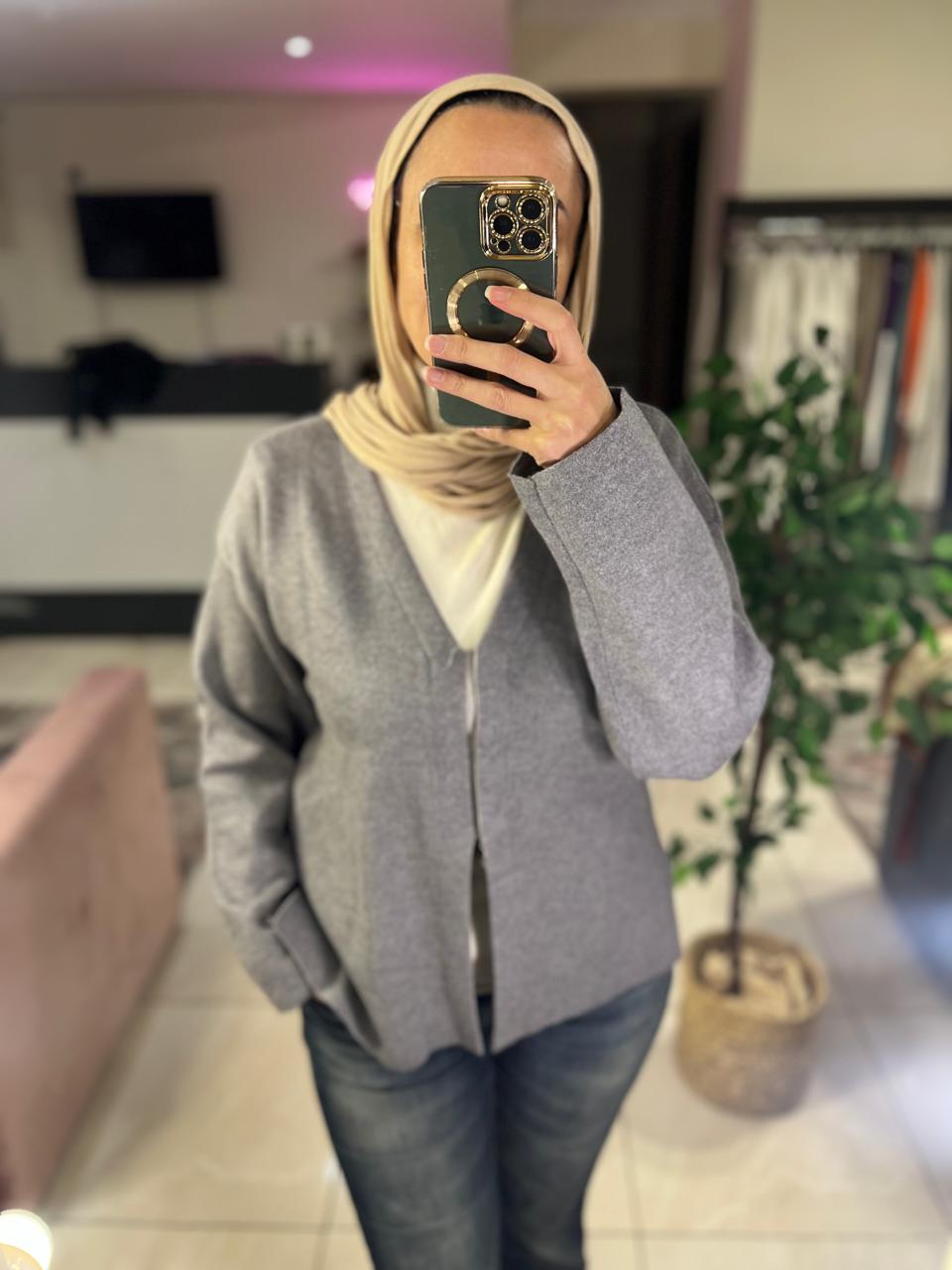 Basic wool pullover in grey